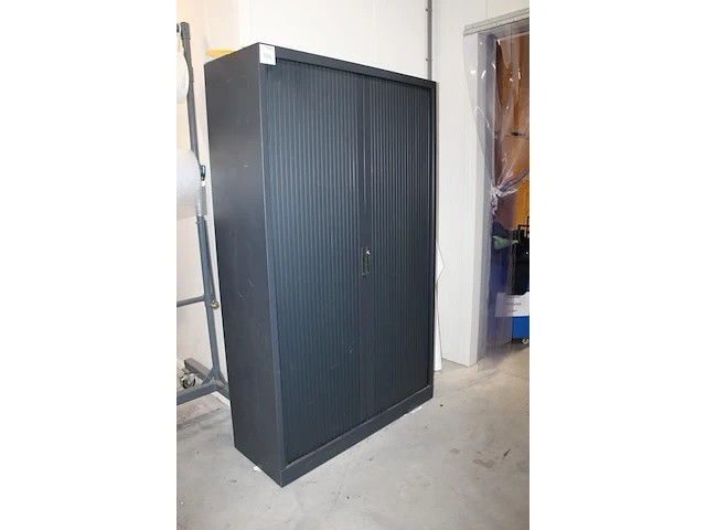 Magazijnkast met 2 roldeuren. afmeting 120 x 45 x 198 cm. let op: exclusief inhoud, ophalen na 13.00u. - afbeelding 2 van  2