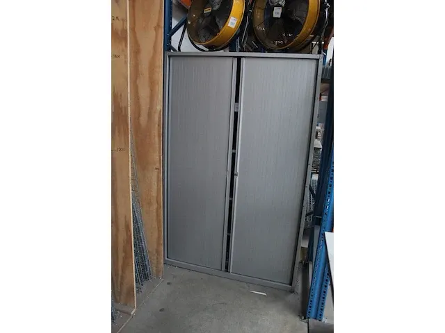 Magazijnkast met 2 roldeuren. afmeting 125 x 50. hoogte 195 cm. exclusief inhoud - afbeelding 2 van  3