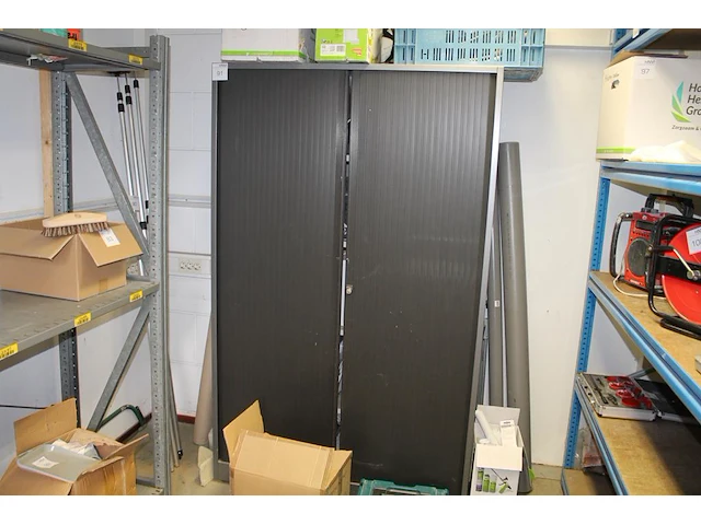 Magazijnkast met 2 roldeuren en afmeting 120 x 45 x 195 cm. let op: exclusief inhoud en ophalen na 13.00u. - afbeelding 1 van  3