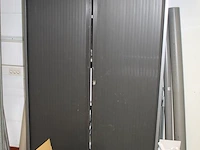 Magazijnkast met 2 roldeuren en afmeting 120 x 45 x 195 cm. let op: exclusief inhoud en ophalen na 13.00u. - afbeelding 2 van  3
