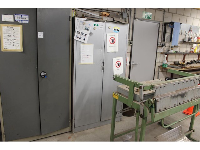 Magazijnkast met inhoud w.o. spanbanden, felsen en laselektrodes. afmeting 100 x 50 x 180 cm. - afbeelding 1 van  3