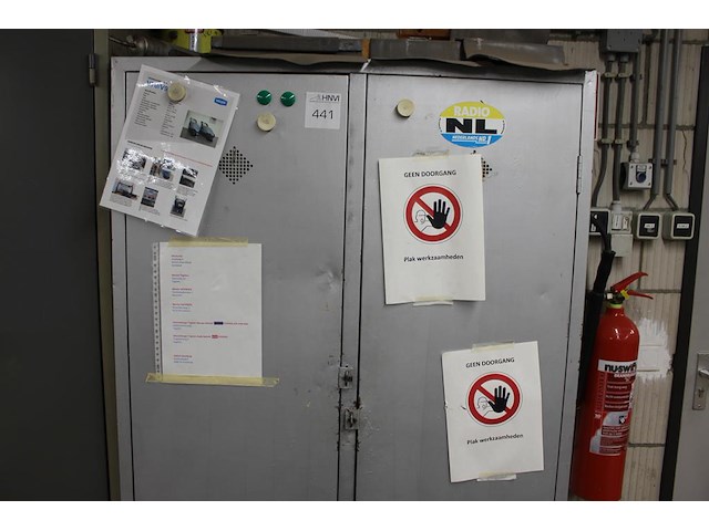 Magazijnkast met inhoud w.o. spanbanden, felsen en laselektrodes. afmeting 100 x 50 x 180 cm. - afbeelding 2 van  3