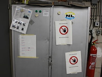 Magazijnkast met inhoud w.o. spanbanden, felsen en laselektrodes. afmeting 100 x 50 x 180 cm. - afbeelding 2 van  3