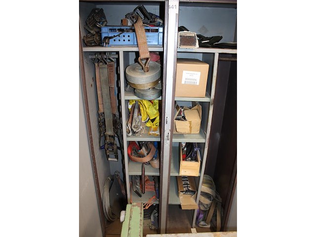 Magazijnkast met inhoud w.o. spanbanden, felsen en laselektrodes. afmeting 100 x 50 x 180 cm. - afbeelding 3 van  3