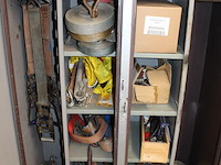 Magazijnkast met inhoud w.o. spanbanden, felsen en laselektrodes. afmeting 100 x 50 x 180 cm. - afbeelding 3 van  3