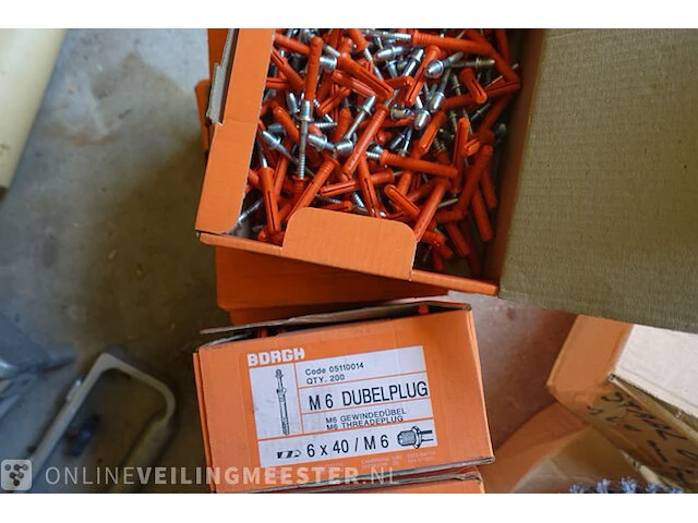Magazijnkast met inhoud - afbeelding 21 van  27