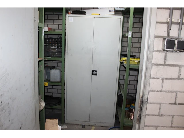 Magazijnkast met twee deuren afm. 90 x 42 x 195 cm, let op excl. inhoud - afbeelding 1 van  2