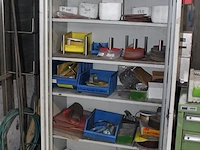 Magazijnkast met twee deuren gevuld met schuur- en polijstproducten schuurschijven, polijstschijven, thinne... - afbeelding 2 van  4