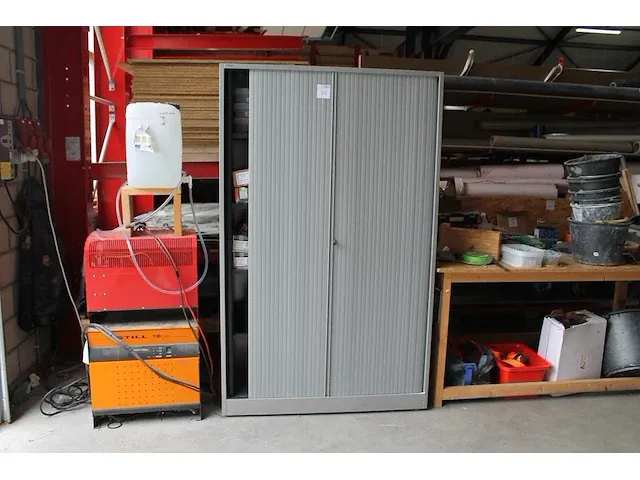 Magazijnkast met twee roldeuren. afmeting 120 x 42 x 195 cm. let op! exclusief inhoud. linker deur mist enk... - afbeelding 1 van  2