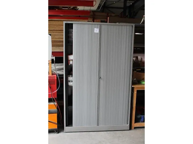 Magazijnkast met twee roldeuren. afmeting 120 x 42 x 195 cm. let op! exclusief inhoud. linker deur mist enk... - afbeelding 2 van  2