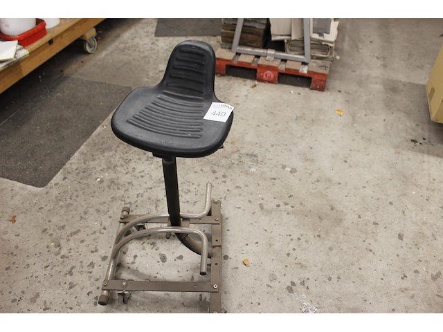 Magazijnkruk. - afbeelding 1 van  2