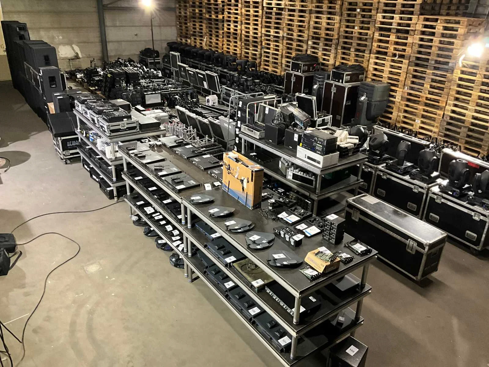 Magazijnopruiming professionele audio-, licht- en videotechniek materialen