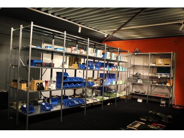Magazijnstelling bestaande uit 15 staanders en 75 legborden. afmeting 100 x 40 x 240 cm. afhalen vanaf 11 uur. - afbeelding 1 van  4