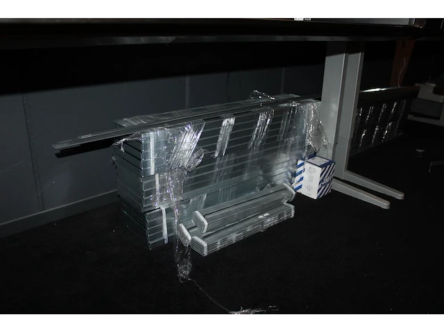 Magazijnstelling bestaande uit 15 staanders en 75 legborden. afmeting 100 x 40 x 240 cm. afhalen vanaf 11 uur. - afbeelding 3 van  4