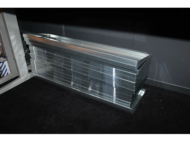 Magazijnstelling bestaande uit 15 staanders en 75 legborden. afmeting 100 x 40 x 240 cm. afhalen vanaf 11 uur. - afbeelding 4 van  4