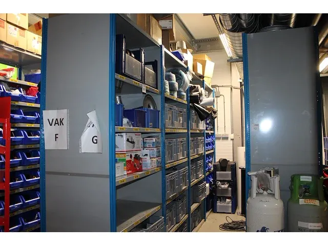 Magazijnstelling bestaande uit 19 secties van 100 x 65 cm, hoogte 2,45m. let op : ophalen na 13.00u. - afbeelding 1 van  4