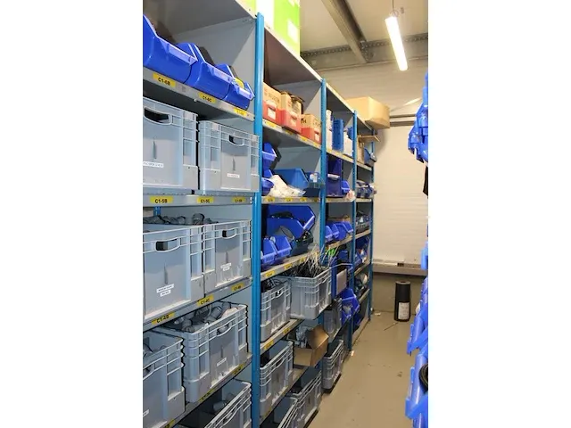 Magazijnstelling bestaande uit 19 secties van 100 x 65 cm, hoogte 2,45m. let op : ophalen na 13.00u. - afbeelding 3 van  4