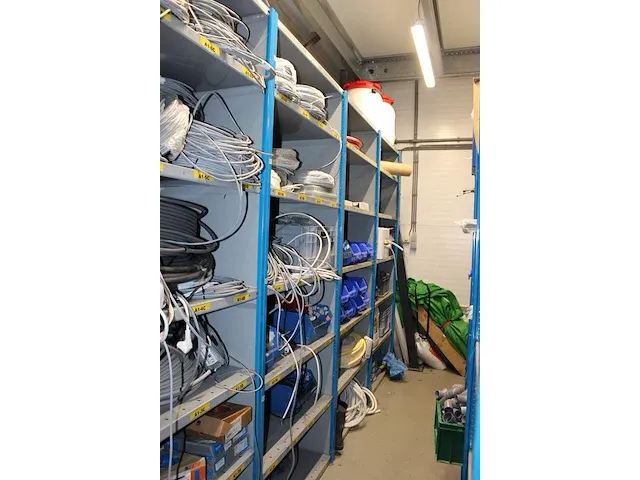 Magazijnstelling bestaande uit 19 secties van 100 x 65 cm, hoogte 2,45m. let op : ophalen na 13.00u. - afbeelding 4 van  4