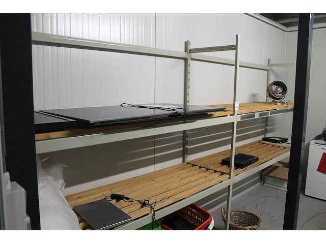 Magazijnstelling bestaande uit 3 staanders, 10 liggers en 4 legbladen. afmeting per sectie 154 x 60 x 210 c... - afbeelding 1 van  2
