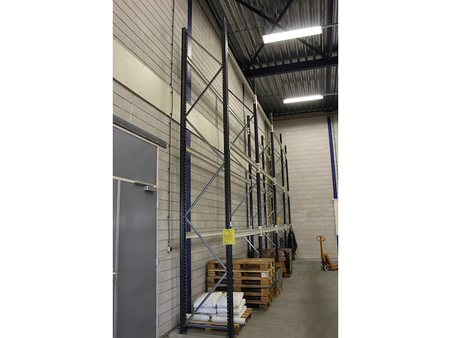 Magazijnstelling bestaande uit 5 staanders met afmeting 500 x 80 cm en 24 leggers met lengte 230 cm. - afbeelding 2 van  4