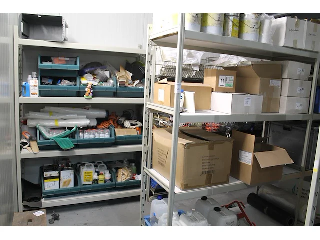 Magazijnstelling bestaande uit 9 staanders, 40 liggers en 18 legbladen. afmeting per sectie 150 / 200 x 60... - afbeelding 1 van  4