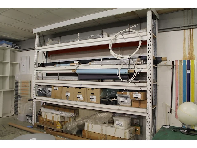 Magazijnstelling bestaande uit twee staanders 57 x 300 cm, acht liggers met lengte 380 cm en vier houten le... - afbeelding 1 van  2