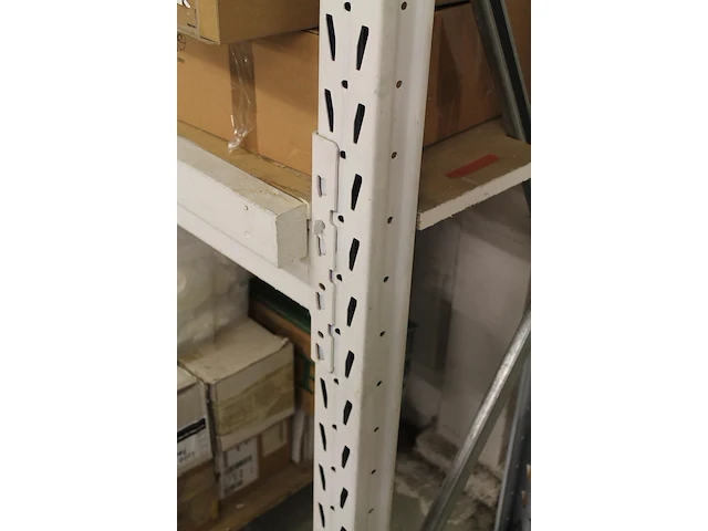 Magazijnstelling bestaande uit twee staanders 57 x 300 cm, acht liggers met lengte 380 cm en vier houten le... - afbeelding 2 van  2