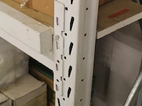 Magazijnstelling bestaande uit twee staanders 57 x 300 cm, acht liggers met lengte 380 cm en vier houten le... - afbeelding 2 van  2