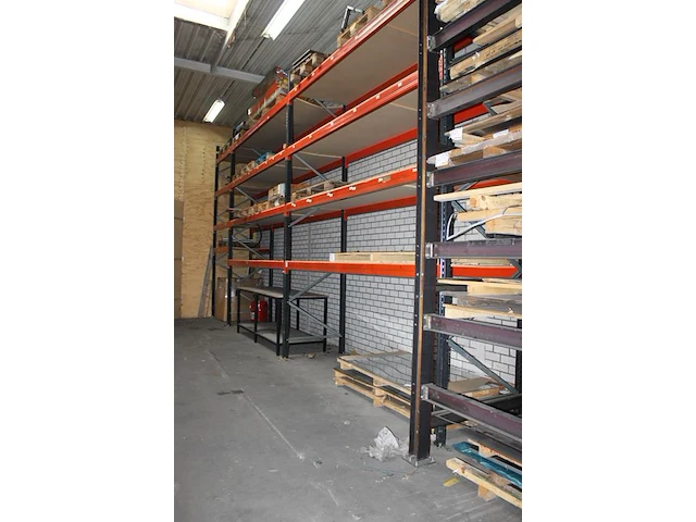 Magazijnstelling bestaande uit vier staanders, 24 leggers en 12 legbladen, afm. staanders circa 450 x 110 x... - afbeelding 2 van  2