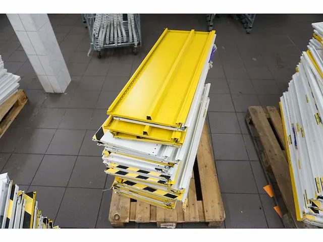 Magazijnstelling circa 50 meter - afbeelding 15 van  28