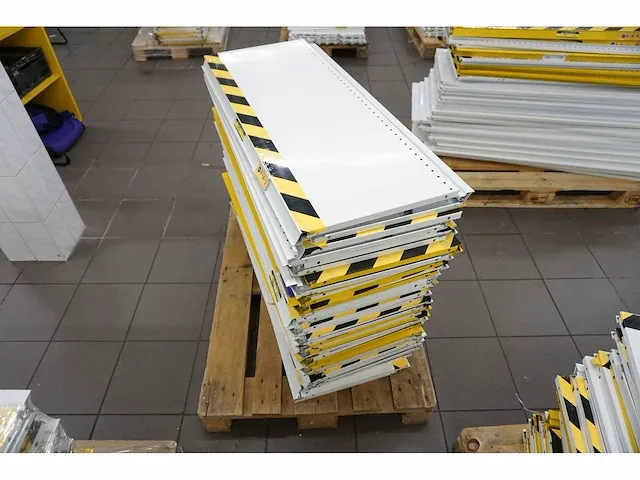 Magazijnstelling circa 50 meter - afbeelding 16 van  28