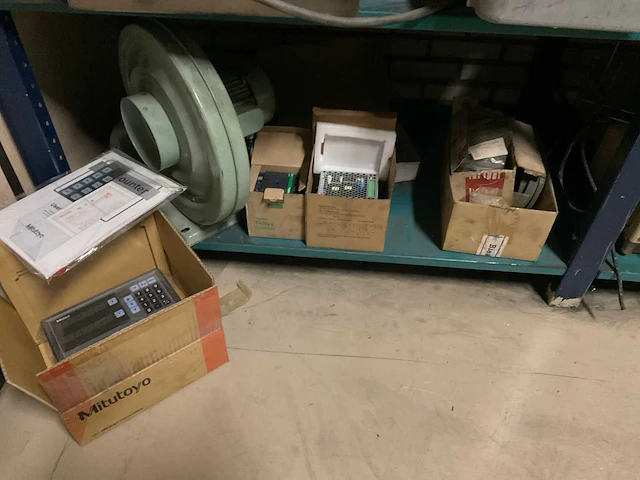 Magazijnstelling en kasten met inhoud - afbeelding 2 van  25