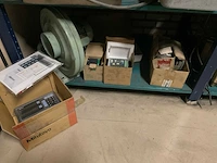 Magazijnstelling en kasten met inhoud - afbeelding 2 van  25