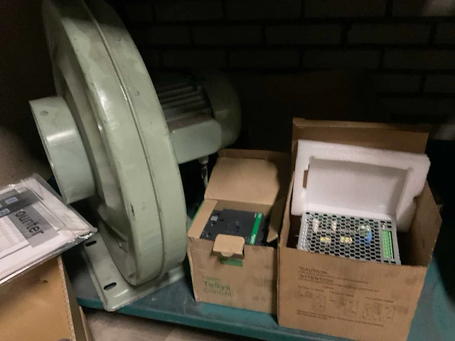 Magazijnstelling en kasten met inhoud - afbeelding 4 van  25