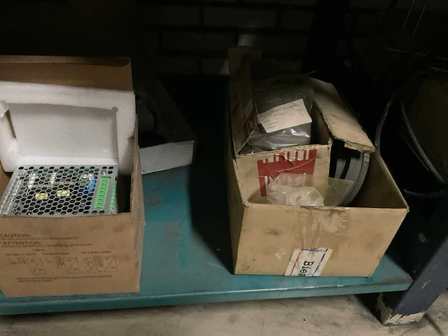 Magazijnstelling en kasten met inhoud - afbeelding 5 van  25