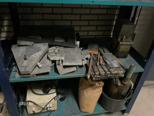 Magazijnstelling en kasten met inhoud - afbeelding 7 van  25