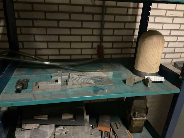 Magazijnstelling en kasten met inhoud - afbeelding 8 van  25