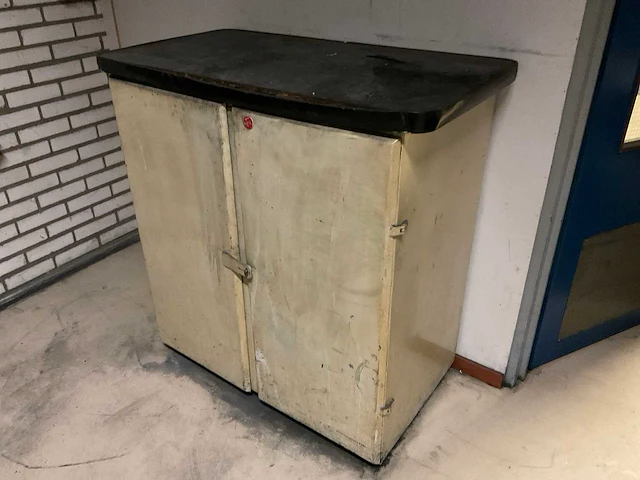 Magazijnstelling en kasten met inhoud - afbeelding 11 van  25