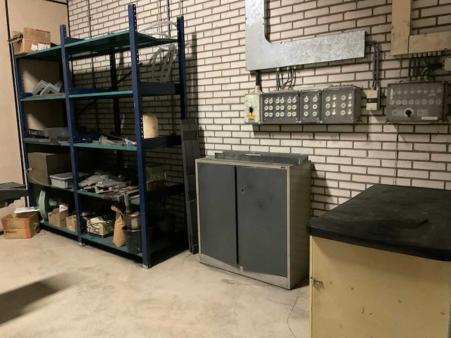 Magazijnstelling en kasten met inhoud - afbeelding 1 van  25