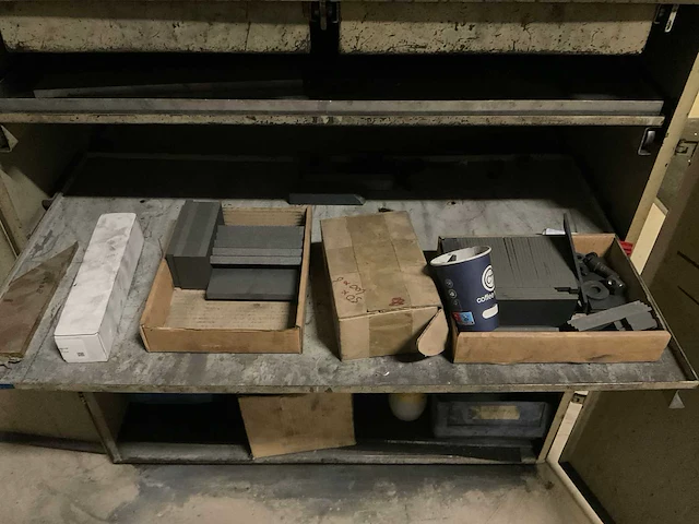 Magazijnstelling en kasten met inhoud - afbeelding 14 van  25
