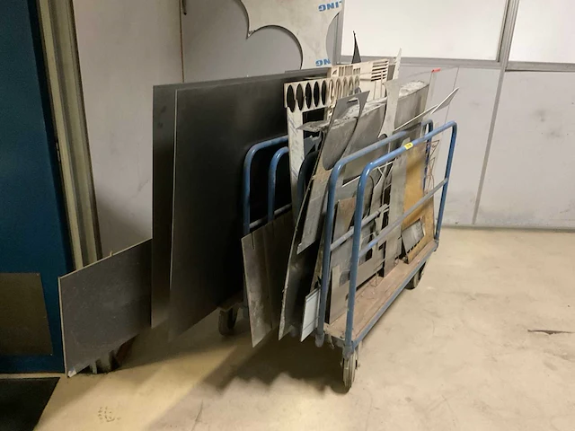 Magazijnstelling en kasten met inhoud - afbeelding 17 van  25