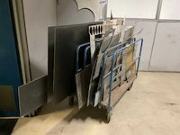 Magazijnstelling en kasten met inhoud - afbeelding 17 van  25