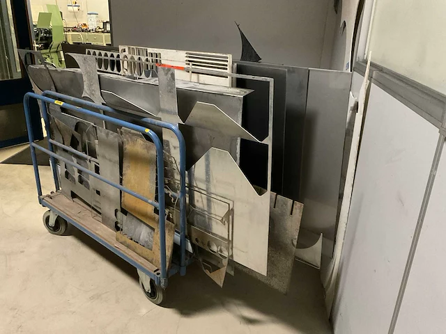 Magazijnstelling en kasten met inhoud - afbeelding 18 van  25