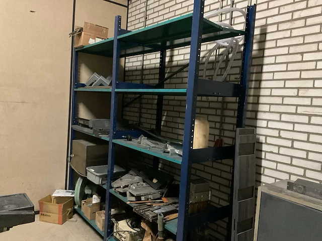 Magazijnstelling en kasten met inhoud - afbeelding 12 van  25