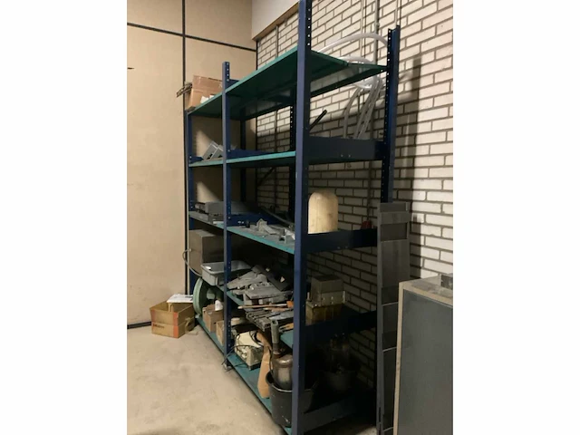 Magazijnstelling en kasten met inhoud - afbeelding 19 van  25