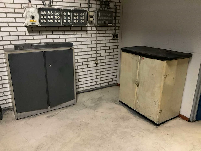 Magazijnstelling en kasten met inhoud - afbeelding 20 van  25
