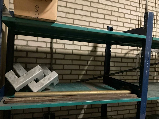 Magazijnstelling en kasten met inhoud - afbeelding 21 van  25