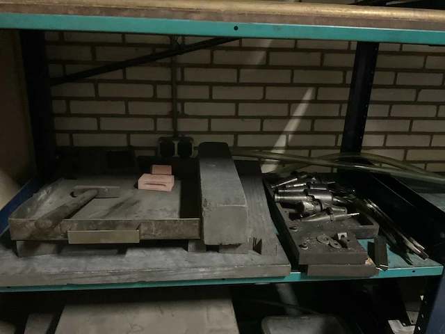 Magazijnstelling en kasten met inhoud - afbeelding 22 van  25