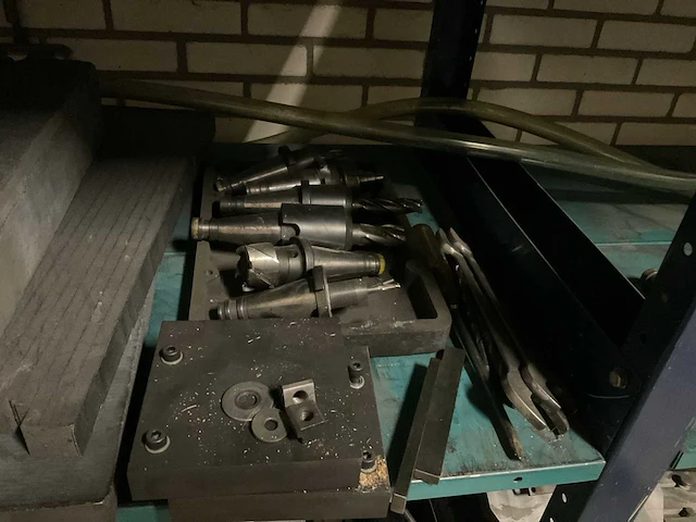 Magazijnstelling en kasten met inhoud - afbeelding 23 van  25