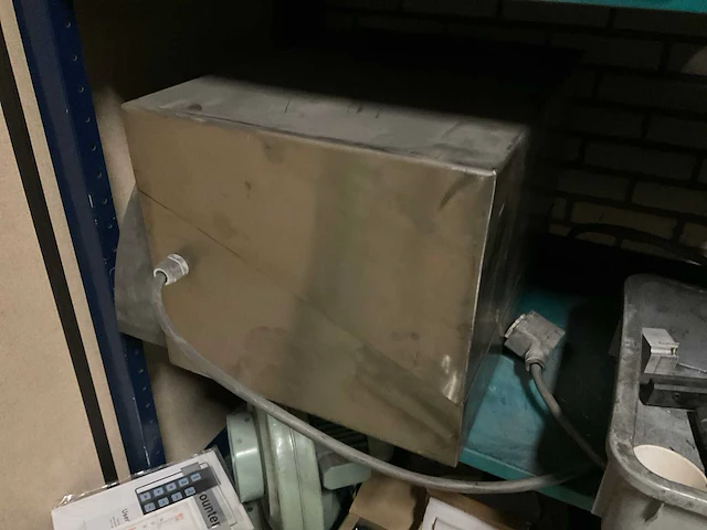 Magazijnstelling en kasten met inhoud - afbeelding 24 van  25
